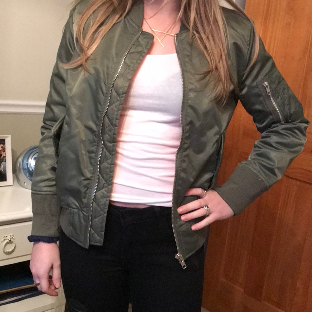 OLIVAEOUS GREEN BOMBER
